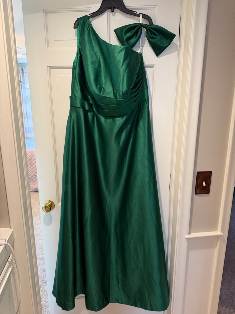 Plus Size 18 One-Shoulder Emerald Green Prom Dress with Bow Accent NWT